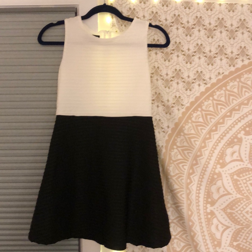 Cute black/white dress!